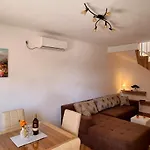 Alexandra Apartment *