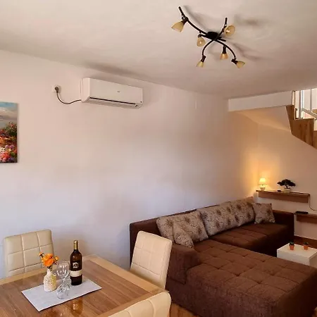 Alexandra Apartment *