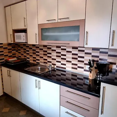 Alexandra Apartment *