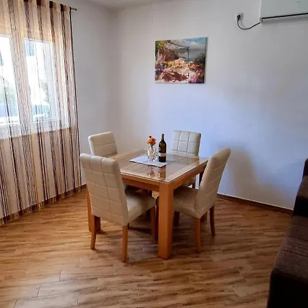 Alexandra Apartment *