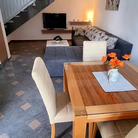Alexandra Apartment Vir