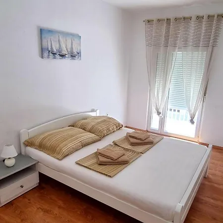 Apartment Alexandra Vir